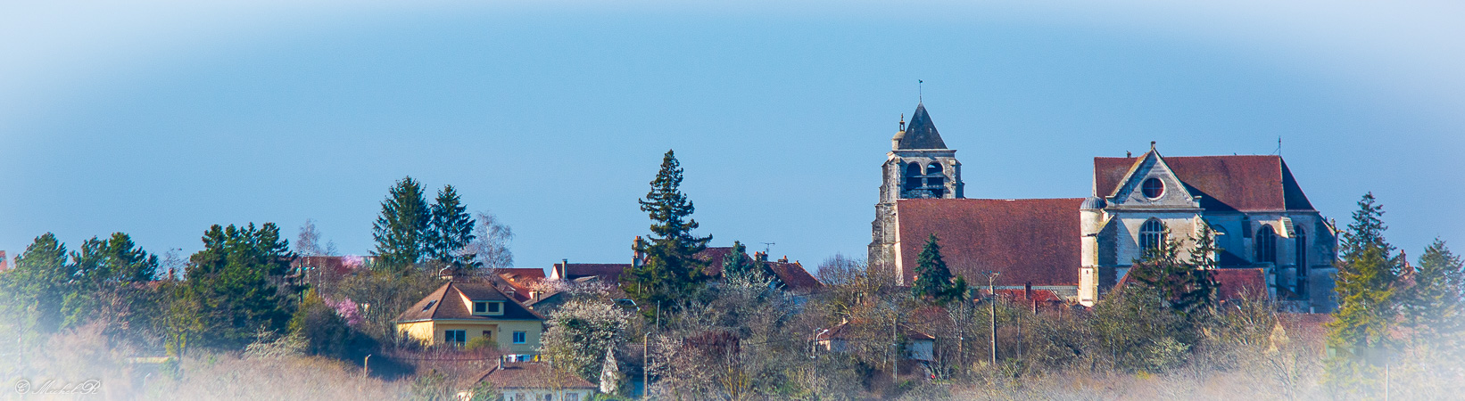 Vue panoramique de Neuvy-Sautour avec son église